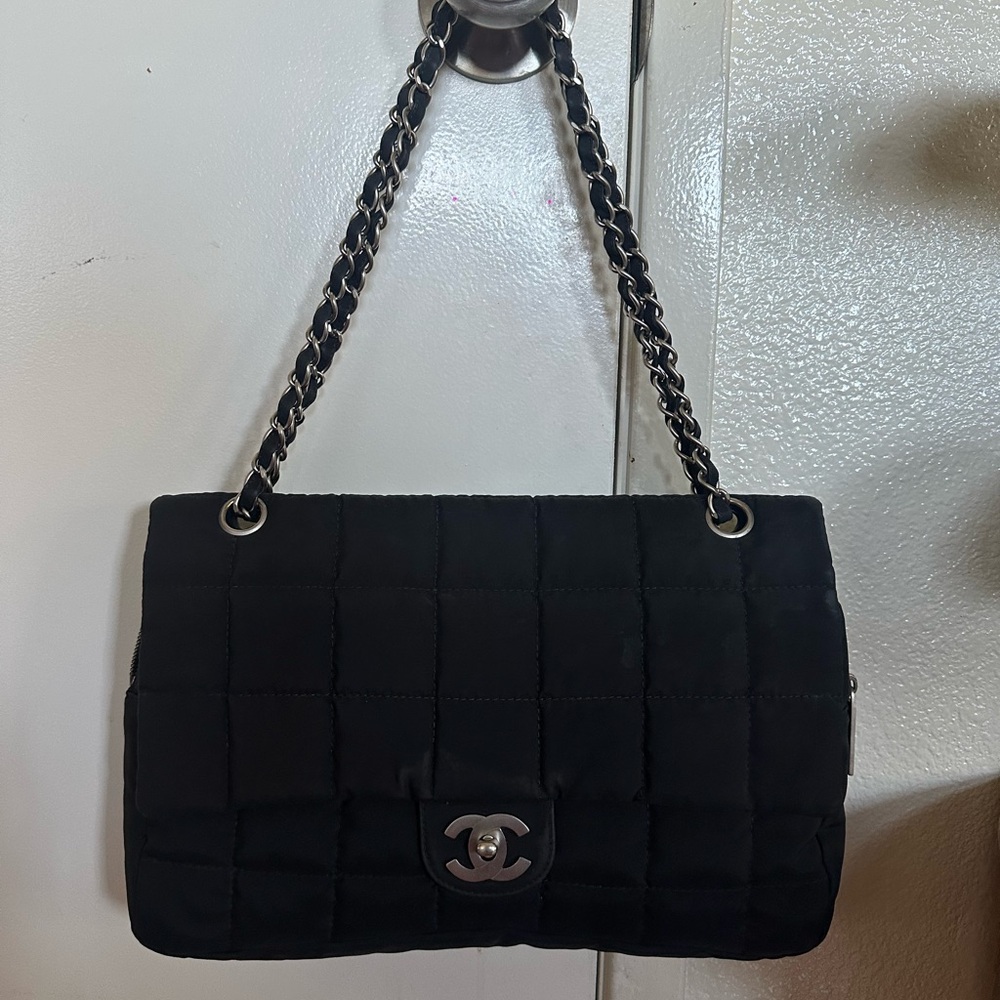 CHANEL Black Quilted Shoulder Bag with Chain Strap
